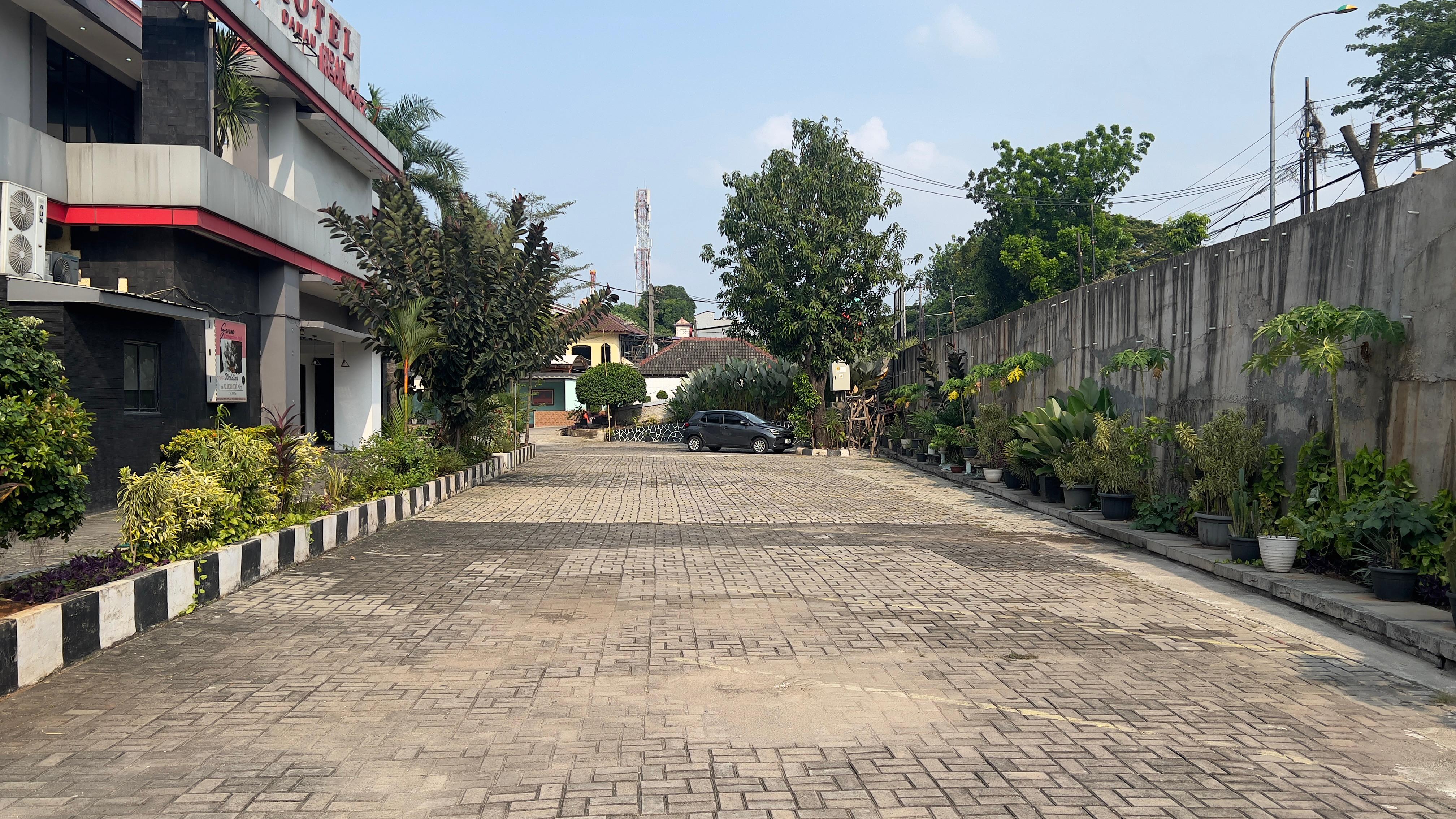 Extensive Parking for car and motorcycle 